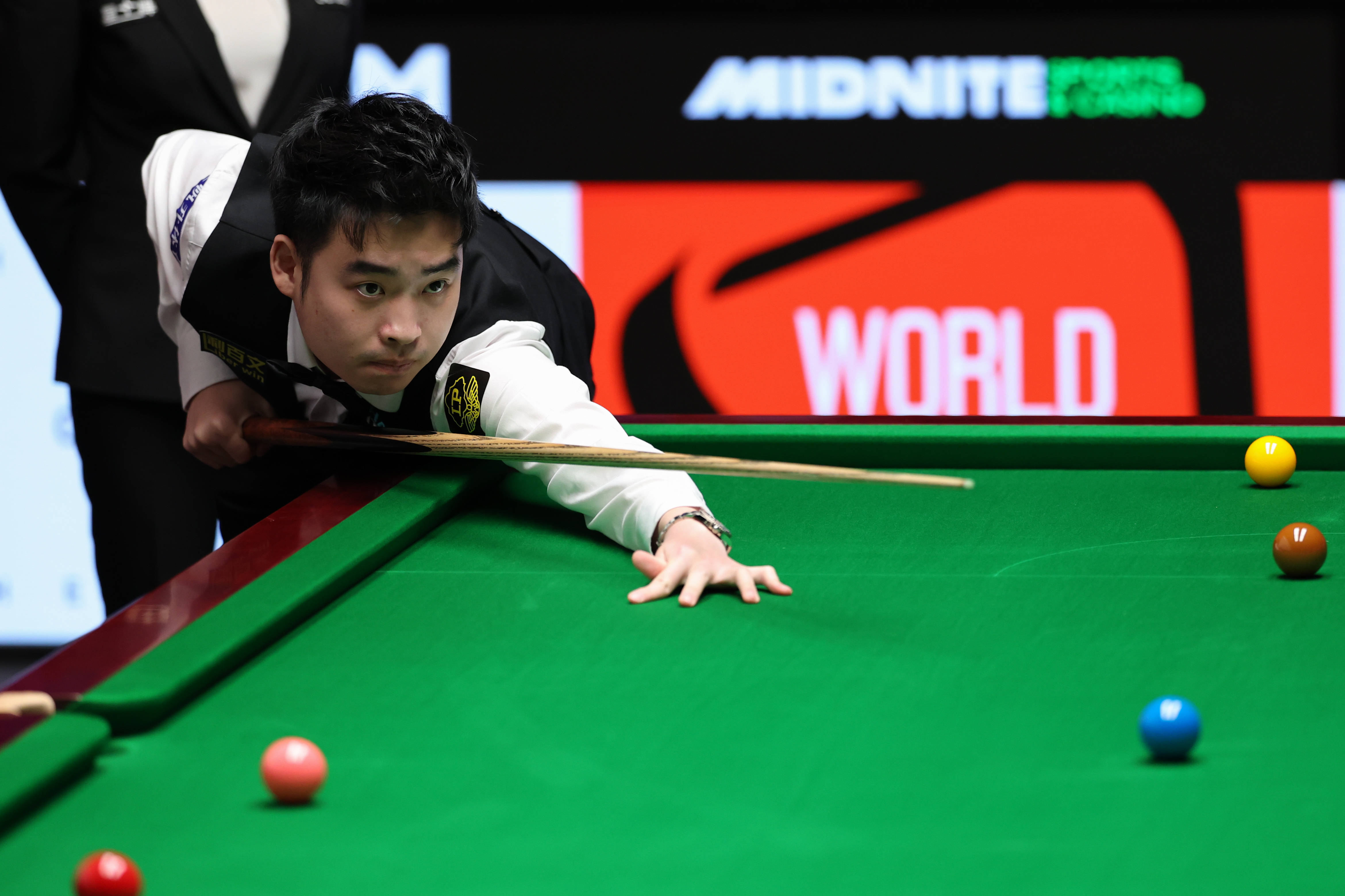 但他必须让 但他必须让