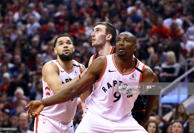 她在高低杠 她在高低杠